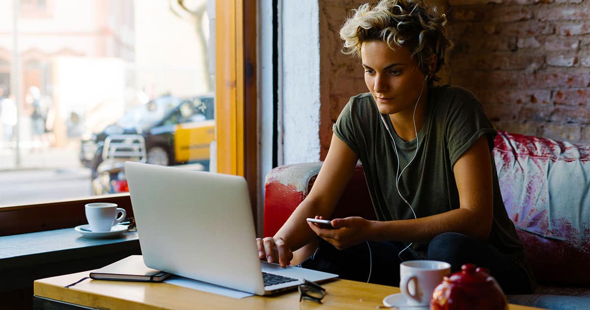 Reading emails. Girl reading on Screen перевод.